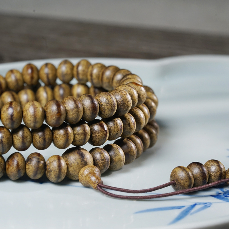 Agarwood Buddha gyöngy karkötő, egyláncos, öreg anyag, sárgás föld szín