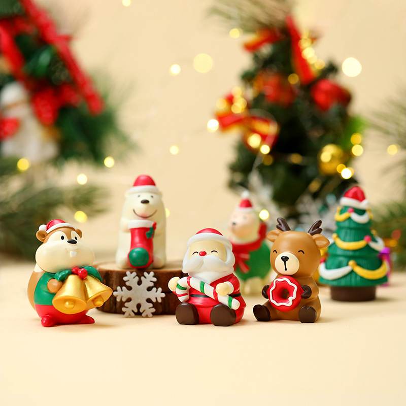 Karácsonyi díszek — aranyos kézzel készített díszek: Mikulás, rénszarvas, karácsonyfa, asztali dekoráció gyantából