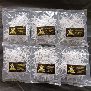 Križni razmaci za pločice s debelim karticama za pozicioniranje i kristalnim karticama za fuge – plastični alat za niveliranje