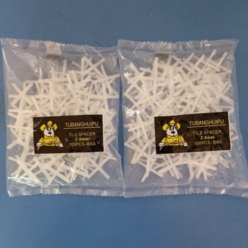 Križni razmaci za pločice s debelim karticama za pozicioniranje i kristalnim karticama za fuge – plastični alat za niveliranje