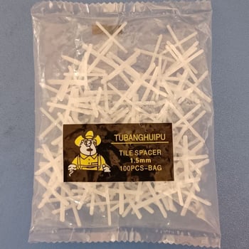 Križni razmaci za pločice s debelim karticama za pozicioniranje i kristalnim karticama za fuge – plastični alat za niveliranje