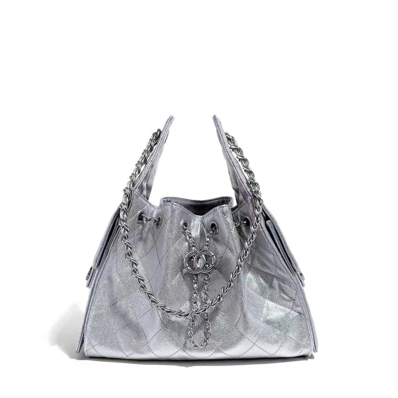 Női bucket táska természetes bőrből, granulos textúrával, mintás diamond quilt, lánccal és húzózsinórral záródó, nagy kapacitású váll-táska