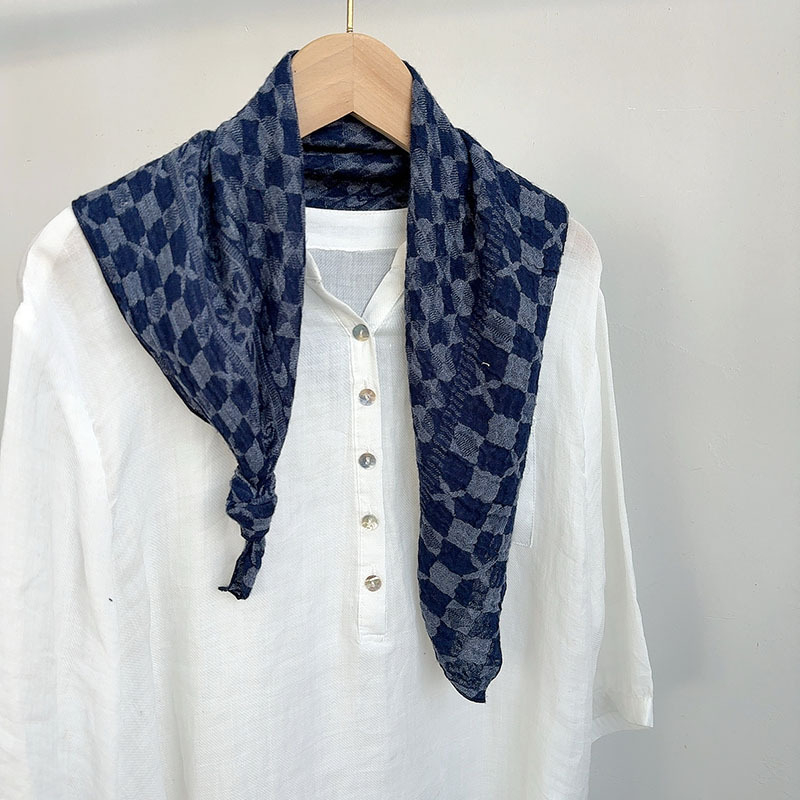 Sokoldalú sötétkék jacquard pöttyös kis négyzetes sál, őszi-téli meleg, nyakvédő és napvédelem, női kiegészítő