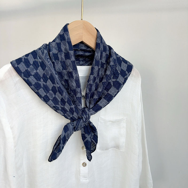 Sokoldalú sötétkék jacquard pöttyös kis négyzetes sál, őszi-téli meleg, nyakvédő és napvédelem, női kiegészítő