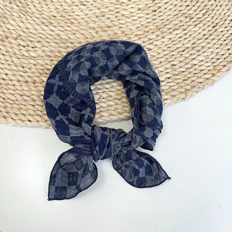 Sokoldalú sötétkék jacquard pöttyös kis négyzetes sál, őszi-téli meleg, nyakvédő és napvédelem, női kiegészítő