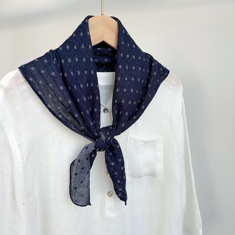 Sokoldalú sötétkék jacquard pöttyös kis négyzetes sál, őszi-téli meleg, nyakvédő és napvédelem, női kiegészítő