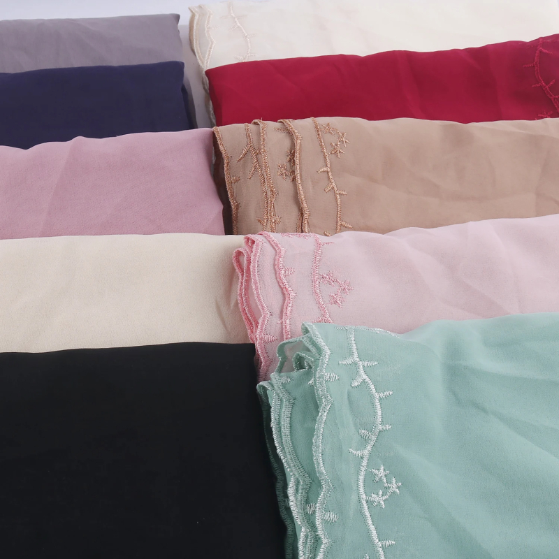 Hímzett gyöngyökkel díszített chiffon négyszögletes sál