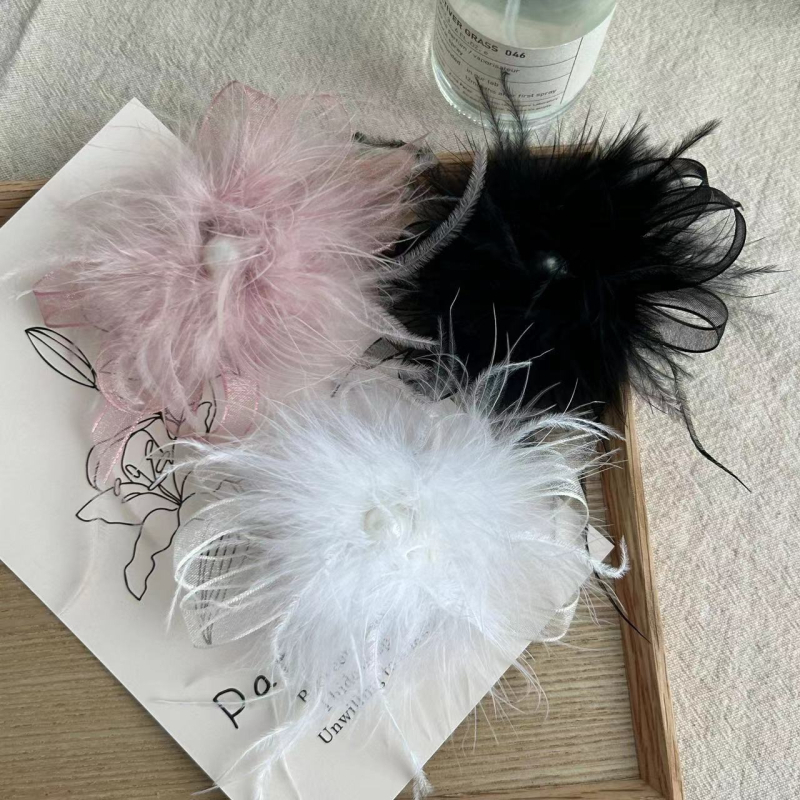 Ručno rađena broš s perjem noja i biserom, dizajn boutique za rever
