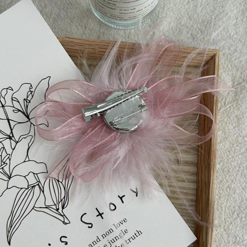 Ručno rađena broš s perjem noja i biserom, dizajn boutique za rever