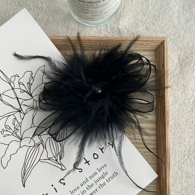 Ručno rađena broš s perjem noja i biserom, dizajn boutique za rever