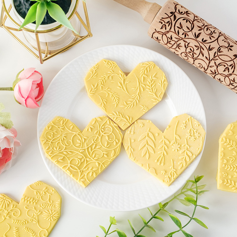 Valček na cesto s jarným vzorom, na sušienky a fondant, z dreva