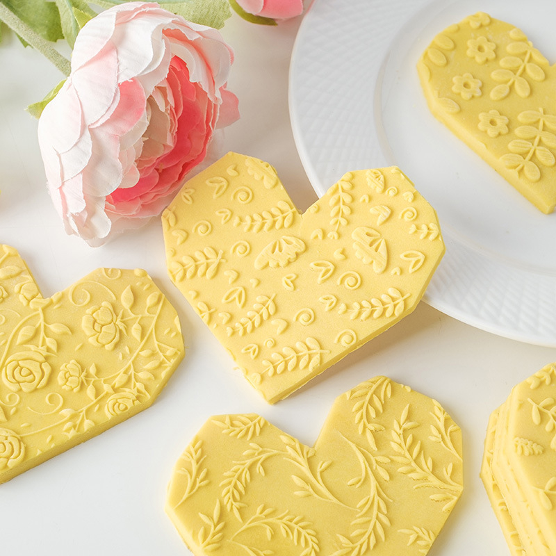 Valček na cesto s jarným vzorom, na sušienky a fondant, z dreva