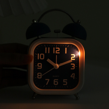 Tichý stolný budík pre študentov s nočným svetlom, hlasný alarm, jednoduchý moderný dizajn