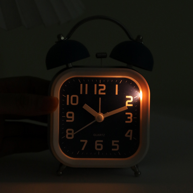 Tichý stolný budík pre študentov s nočným svetlom, hlasný alarm, jednoduchý moderný dizajn