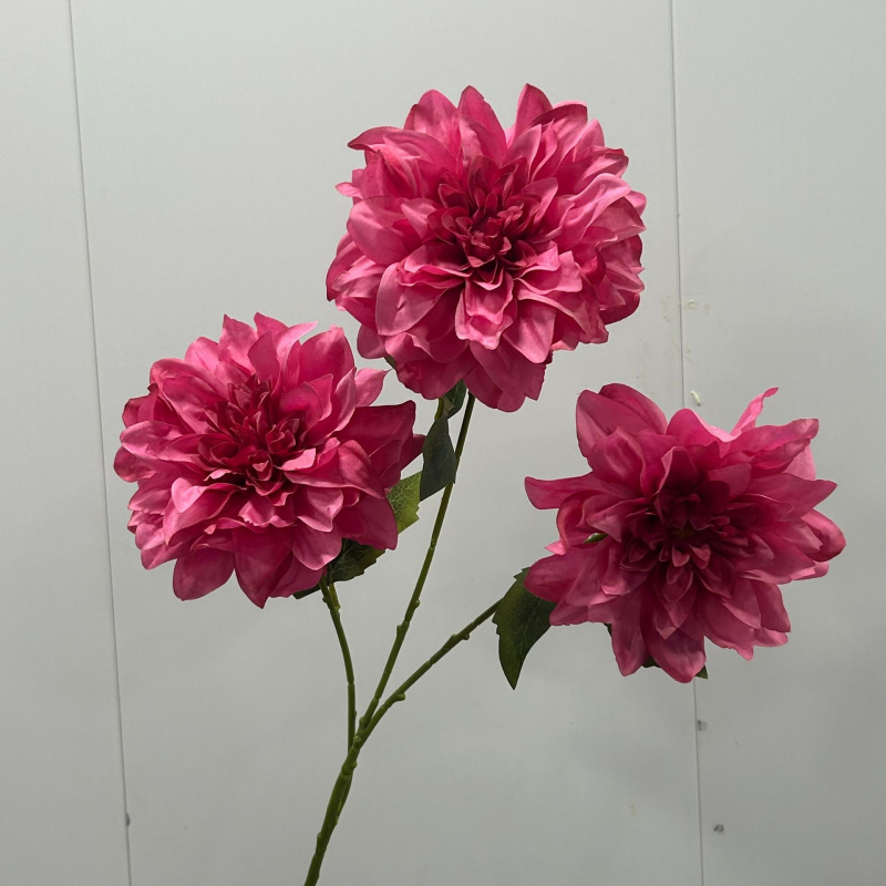 Svadobné umelé kvety: tri veľké dálie, fialové orchidey a chryzantémy, aranžmán do svadobnej chodby