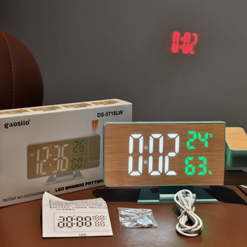 LED budík s veľkou obrazovkou a bambusovým povrchom, digitálny displej teploty a vlhkosti, projekcia na stole