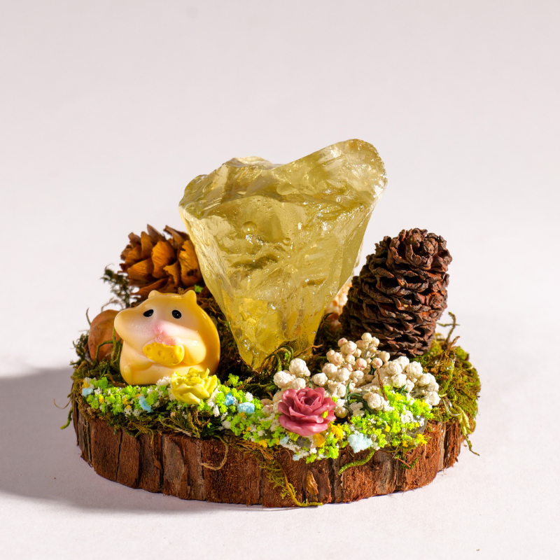 Prirodni kristalni sirovi kamen – mini pejzažni ukras s motivom Godina konja, elegantna kristalna dekoracija, moderni minimalistički stil