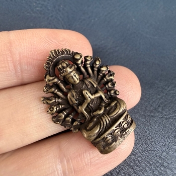 Tibetský štýl mosadzné malé Budhové sošky Guanyin s tisícimi rukami, buddhistické korálkové doplnky, retro ručne vyrábaný malý dekoratívny doplnok