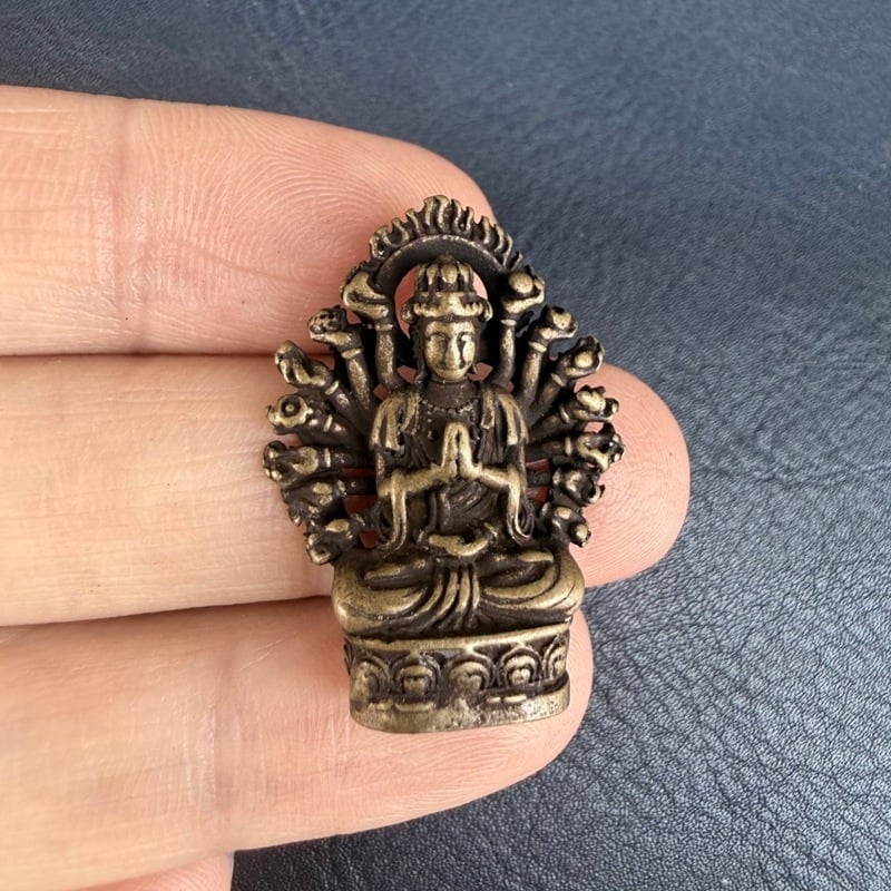 Tibetský štýl mosadzné malé Budhové sošky Guanyin s tisícimi rukami, buddhistické korálkové doplnky, retro ručne vyrábaný malý dekoratívny doplnok