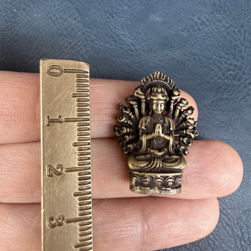 Tibetský štýl mosadzné malé Budhové sošky Guanyin s tisícimi rukami, buddhistické korálkové doplnky, retro ručne vyrábaný malý dekoratívny doplnok