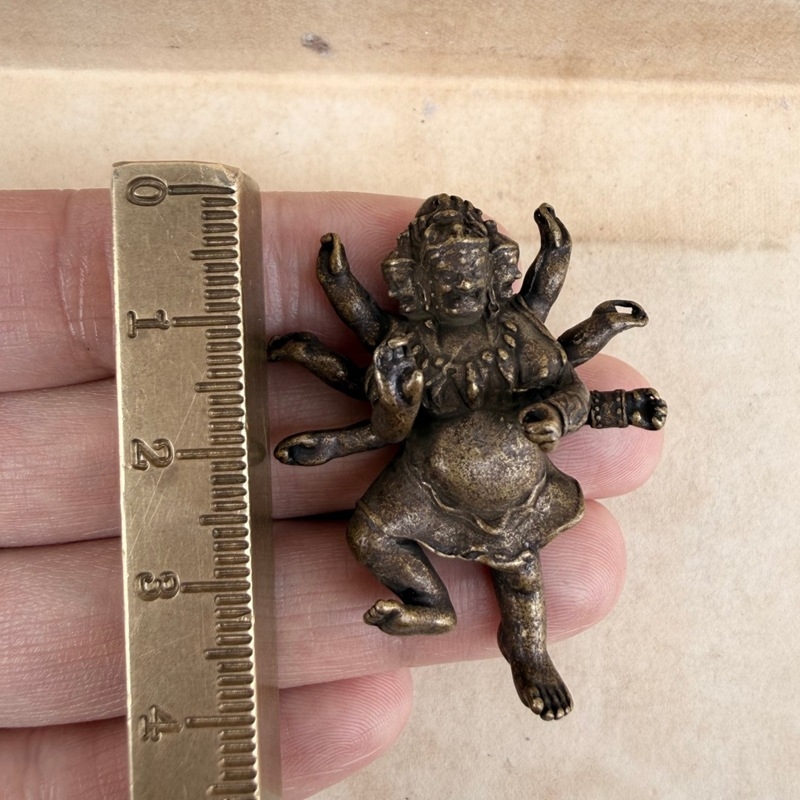 Tibetský štýl mosadzné malé Budhové sošky Guanyin s tisícimi rukami, buddhistické korálkové doplnky, retro ručne vyrábaný malý dekoratívny doplnok