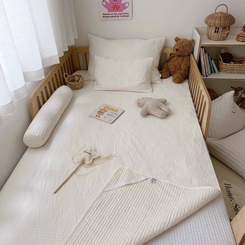 60S bavlnený quilted jednobarevný kryt na detskú postieľku s hebkou matracovou vložkou a vypolstrovaným plátnom pre škôlku