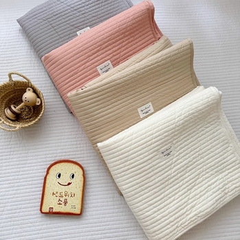 60S bavlnený quilted jednobarevný kryt na detskú postieľku s hebkou matracovou vložkou a vypolstrovaným plátnom pre škôlku