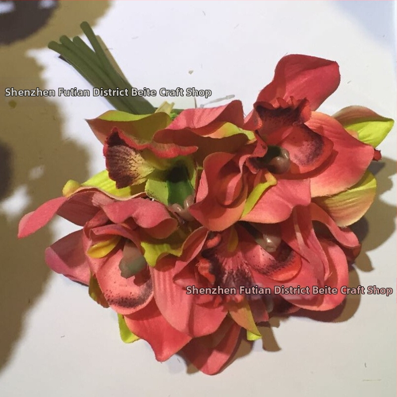 Umelá kytica kvetov s cymbidium orchideou, ružami a pivóniami pre svadby a domácu výzdobu