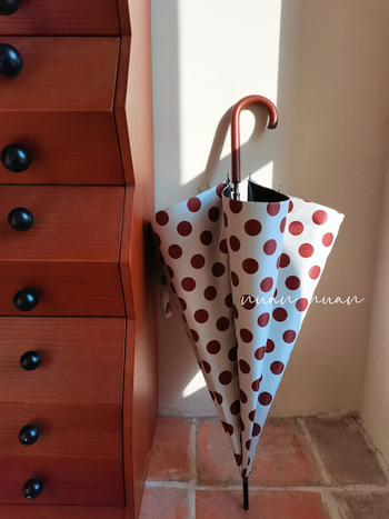 Ženski kišobran s dugom drškom, retro stil s velikim točkama na polka, prav štap, ojačan, otporan na vjetar, dvostruka upotreba za sunce i kišu, UV zaštita, automatsko sjenilo