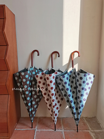 Ženski kišobran s dugom drškom, retro stil s velikim točkama na polka, prav štap, ojačan, otporan na vjetar, dvostruka upotreba za sunce i kišu, UV zaštita, automatsko sjenilo