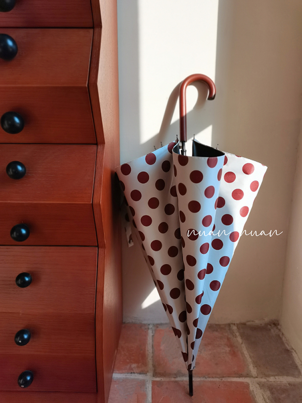 Ženski kišobran s dugom drškom, retro stil s velikim točkama na polka, prav štap, ojačan, otporan na vjetar, dvostruka upotreba za sunce i kišu, UV zaštita, automatsko sjenilo