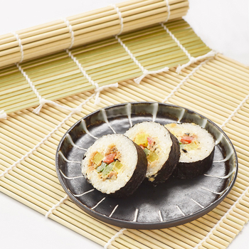 Kompletná sada nástrojov na prípravu japonského sushi so formami na guličky z ryže a nori