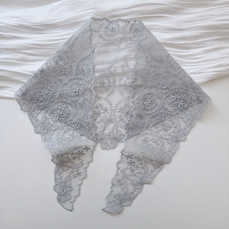 Női lyukacsos hímzett csipkés háromszög kendő, koreai stílusú édes dekoratív nyak- és fejkendő, sokoldalú poliészter kendő, 85×25 cm
