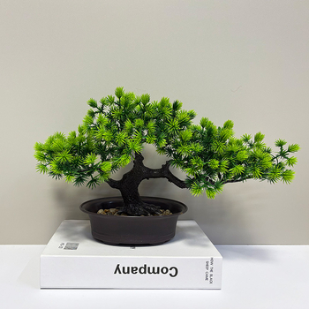 Plastový bonsaj Welcoming Pine na vnútorné použitie, miniatúrny ihličnan, 20 cm