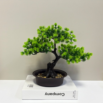 Plastový bonsaj Welcoming Pine na vnútorné použitie, miniatúrny ihličnan, 20 cm