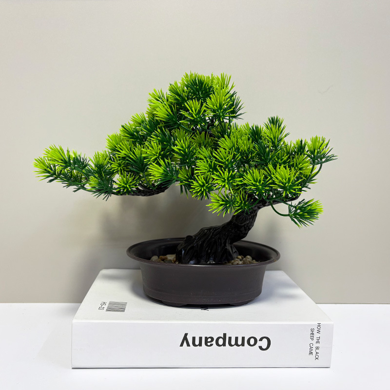 Plastový bonsaj Welcoming Pine na vnútorné použitie, miniatúrny ihličnan, 20 cm