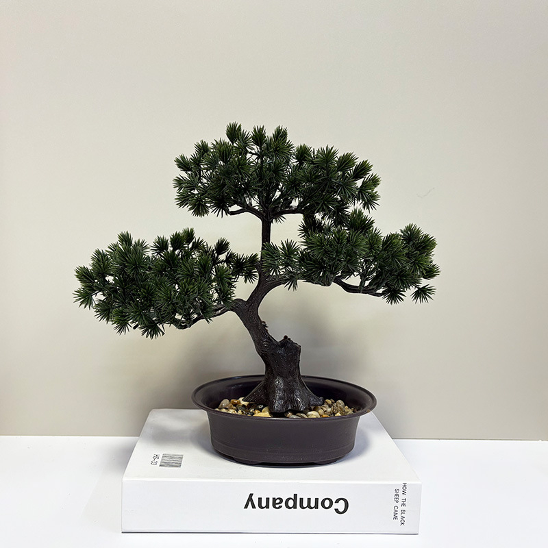 Plastový bonsaj Welcoming Pine na vnútorné použitie, miniatúrny ihličnan, 20 cm