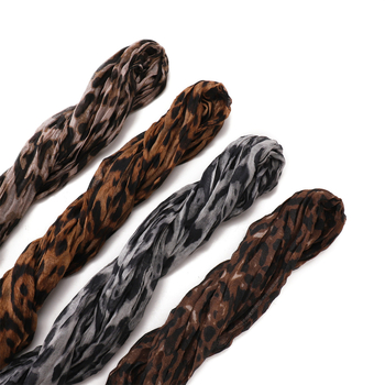 Légáteresztő Bali szálból készült hosszú sál, leopard mintával, ráncolt textúrával
