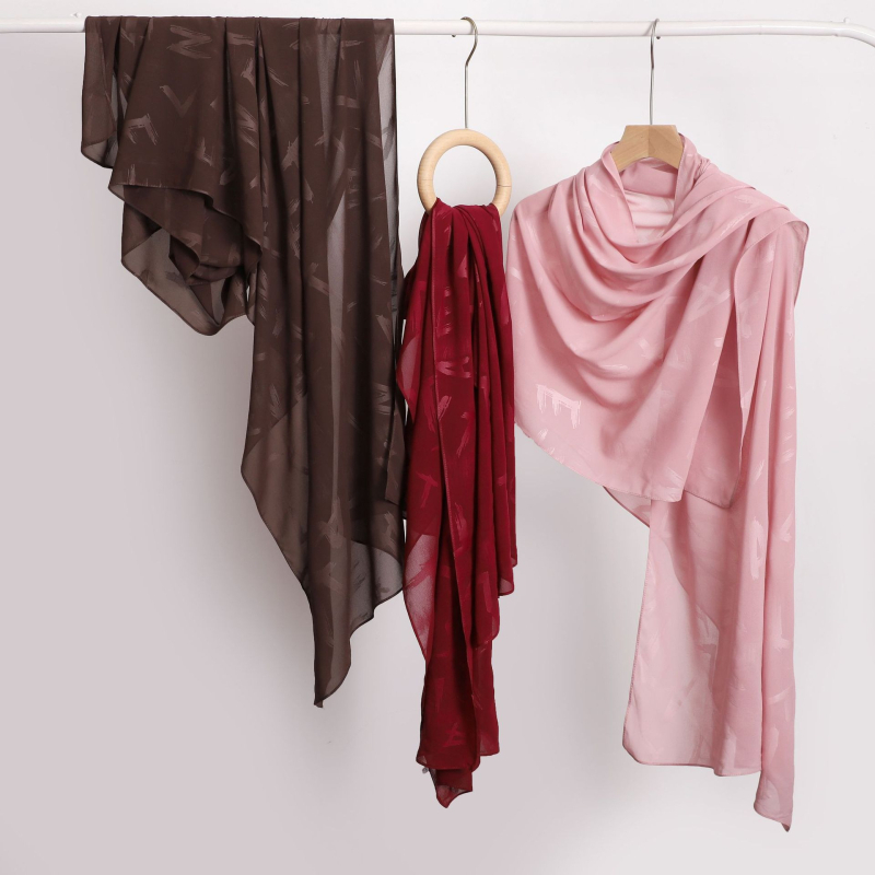 Chiffon sál domborított betűkkel, etnikus stílusú sál, 175 × 70 cm
