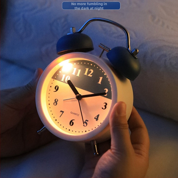 Nový minimalistický kovový budík, retro okrúhly stolný budík s tichým chodom a číselným ciferníkom, budík s hlasným zvukom pre internáty