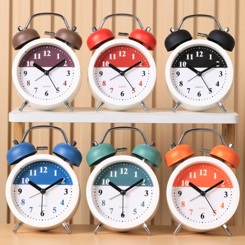 Nový minimalistický kovový budík, retro okrúhly stolný budík s tichým chodom a číselným ciferníkom, budík s hlasným zvukom pre internáty