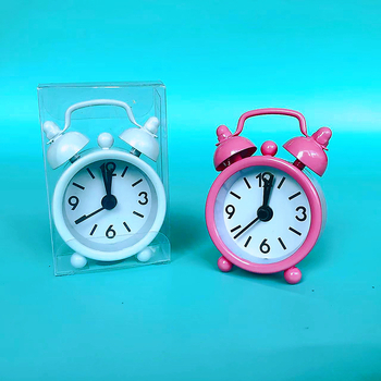 Mini kovový budík do spálne na nočný stolík, batériový, moderný minimalistický dizajn