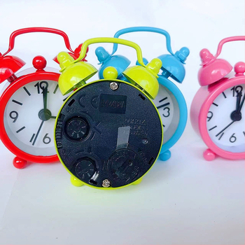 Mini kovový budík do spálne na nočný stolík, batériový, moderný minimalistický dizajn