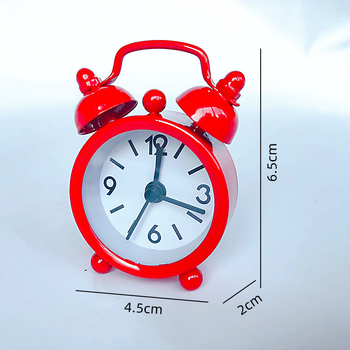 Mini kovový budík do spálne na nočný stolík, batériový, moderný minimalistický dizajn