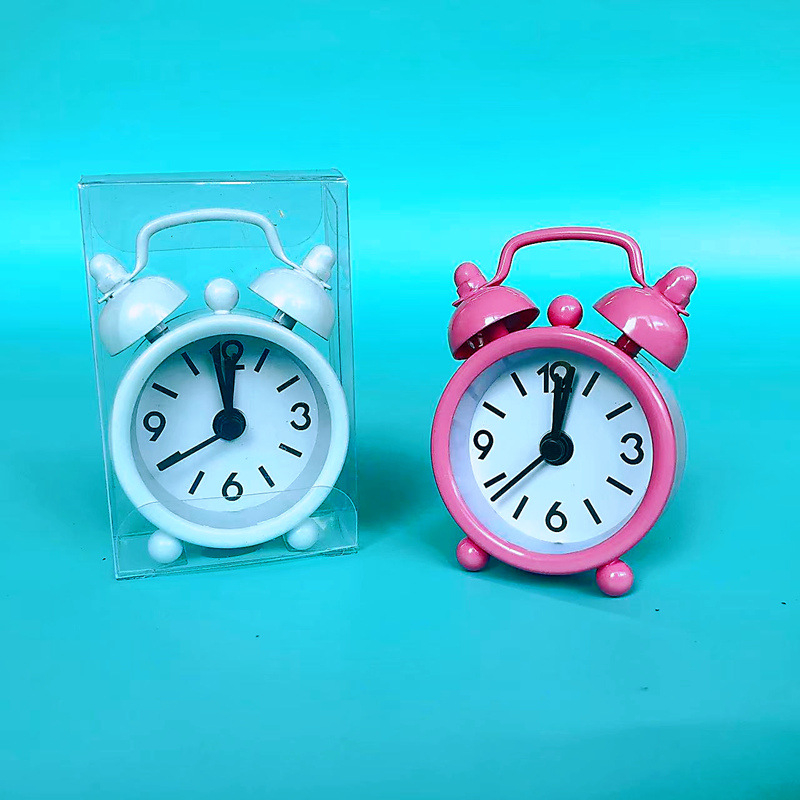 Mini kovový budík do spálne na nočný stolík, batériový, moderný minimalistický dizajn