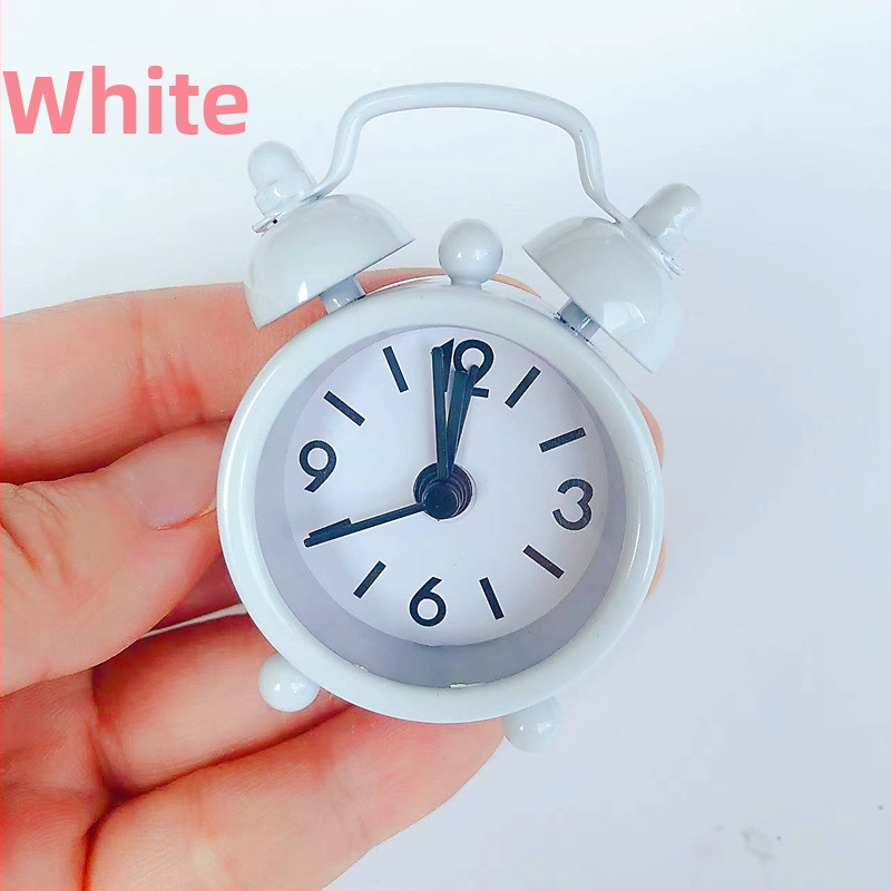 Mini kovový budík do spálne na nočný stolík, batériový, moderný minimalistický dizajn