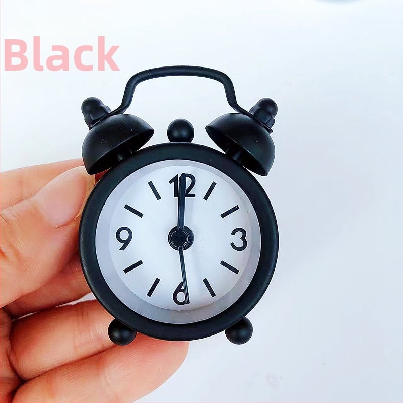 Mini kovový budík do spálne na nočný stolík, batériový, moderný minimalistický dizajn