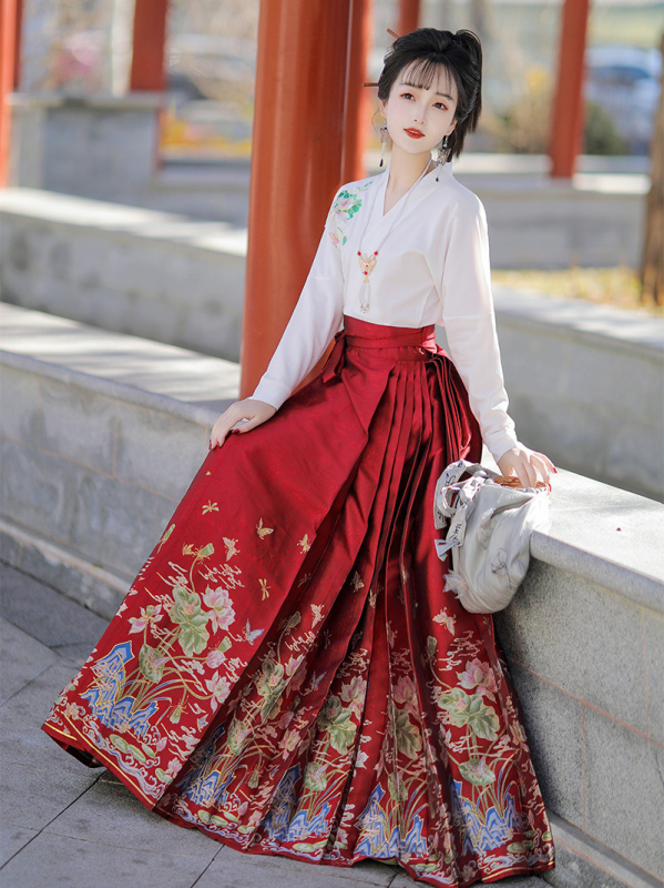 Lotus Fairy: zlatno upletena floralna ukras na suknji u stilu horse-face, Hanfu set za žene, novi kineski stil, svakodnevno nošenje