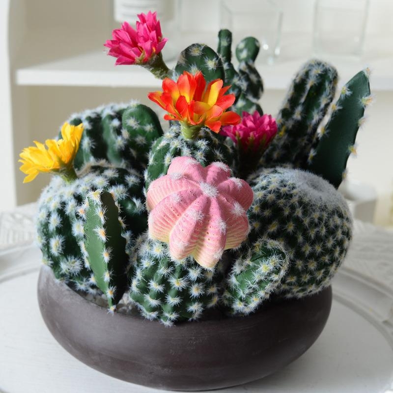 Miniatúrny umelý sukulentný kaktus bonsaj v kvetináči