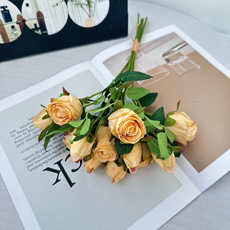 Retro ruža z umelej látky s vypálenými okrajmi, zväzok s viacerými hlavami, domová dekorácia a rekvizity na fotky